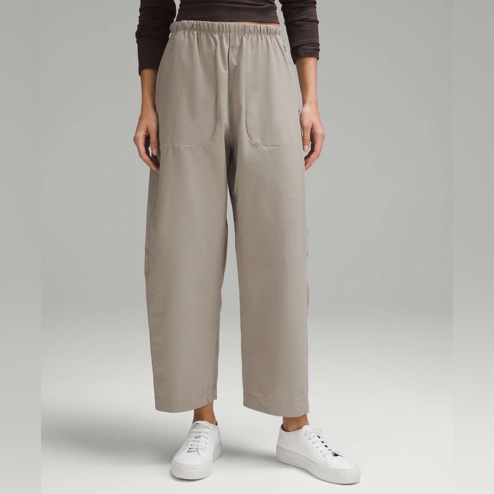 Lululemon Lightweight Mid-Rise Barrel-Leg Cropped Pant!